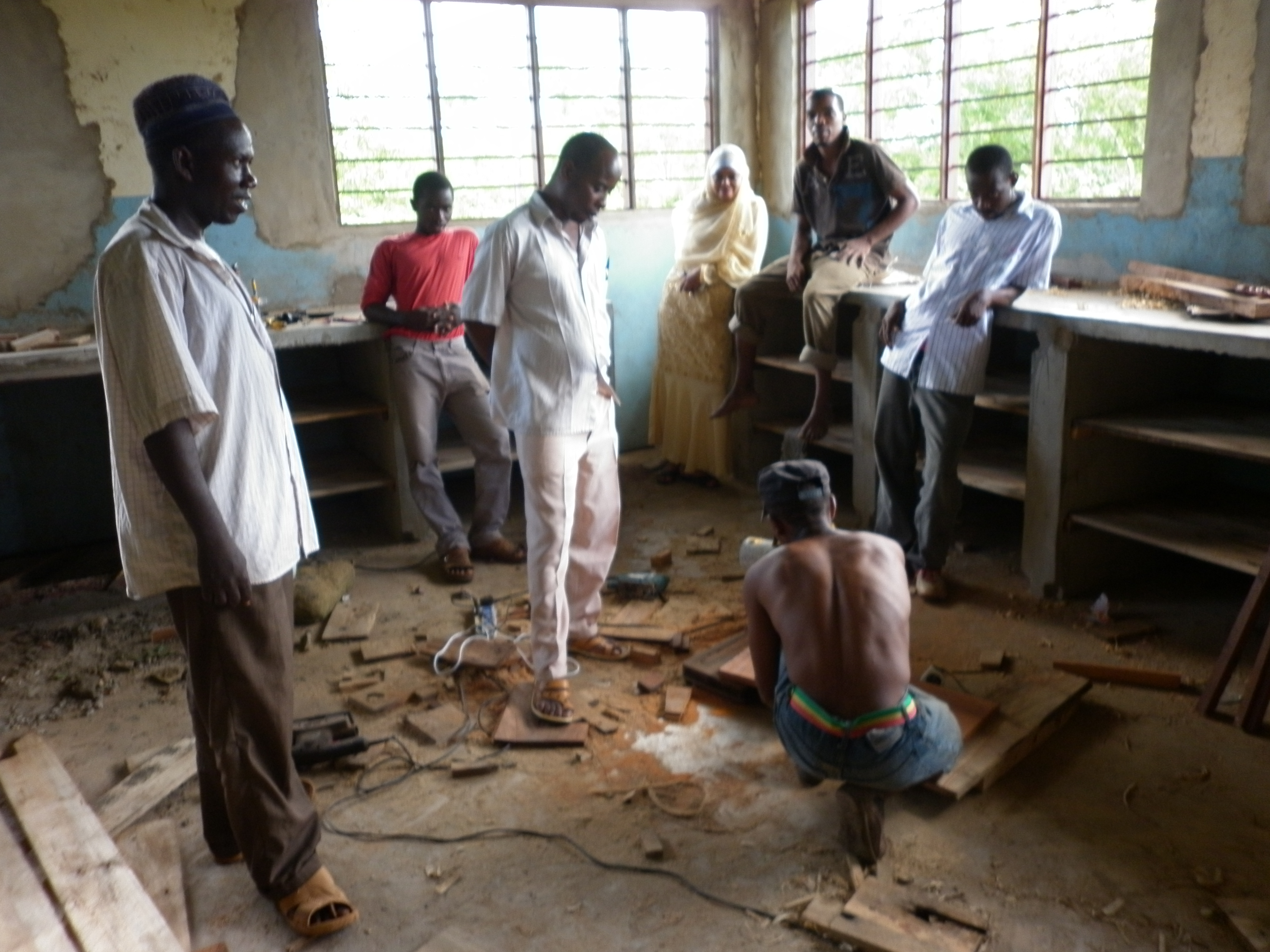 2011: Inrichting chemielab PETE SECONDARY SCHOOL